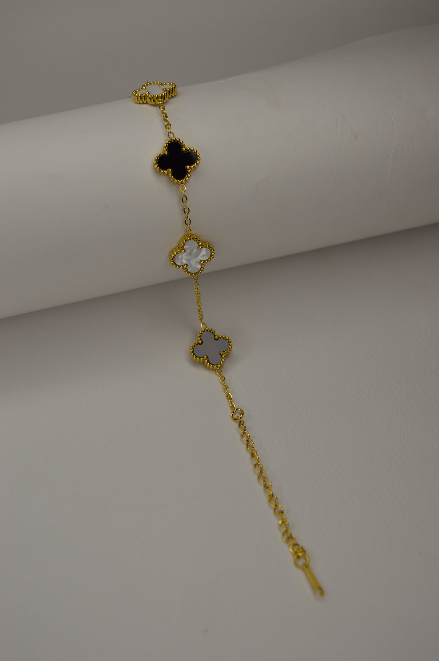 Elegant Clover Bracelet - White & Black - Zyro