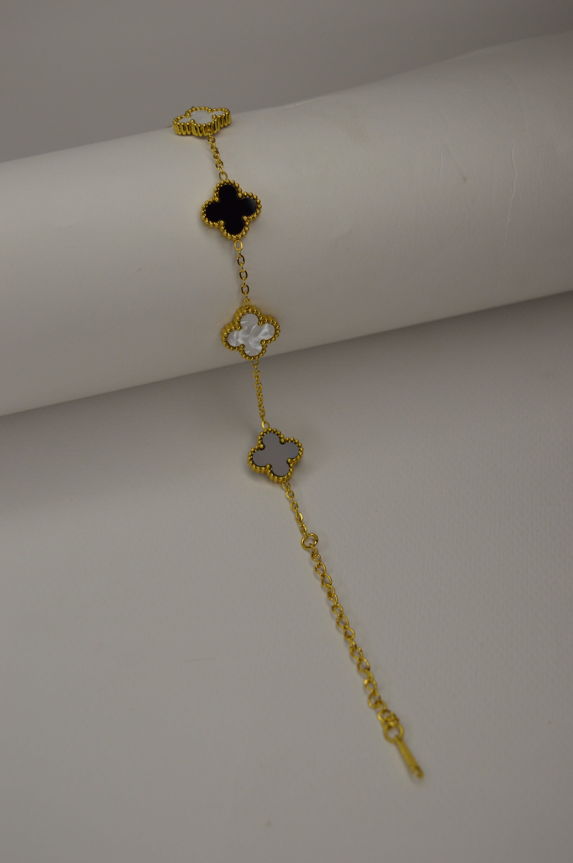 Elegant Clover Bracelet - White & Black - Zyro