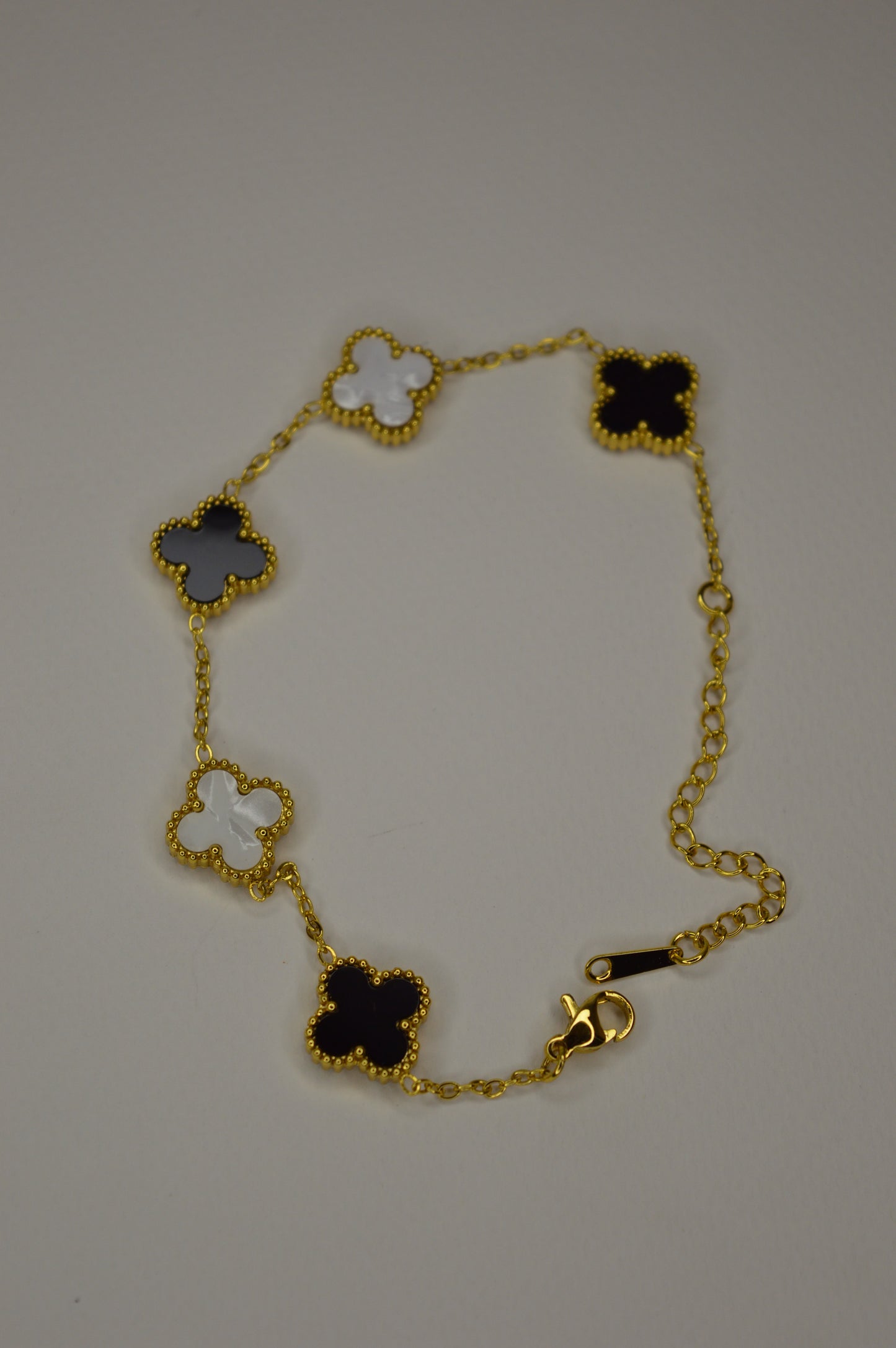 Elegant Clover Bracelet - White & Black - Zyro