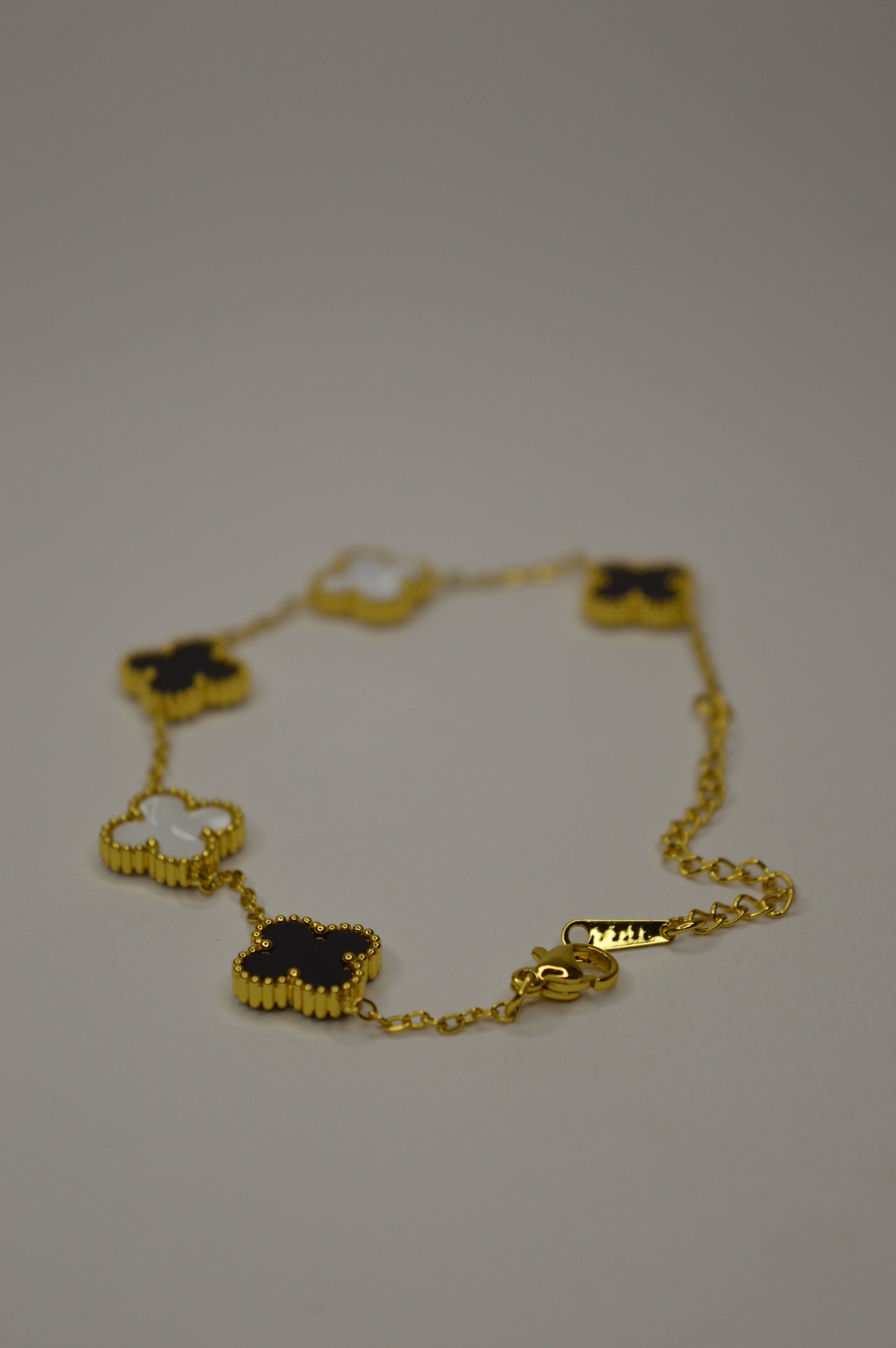 Elegant Clover Bracelet - White & Black - Zyro