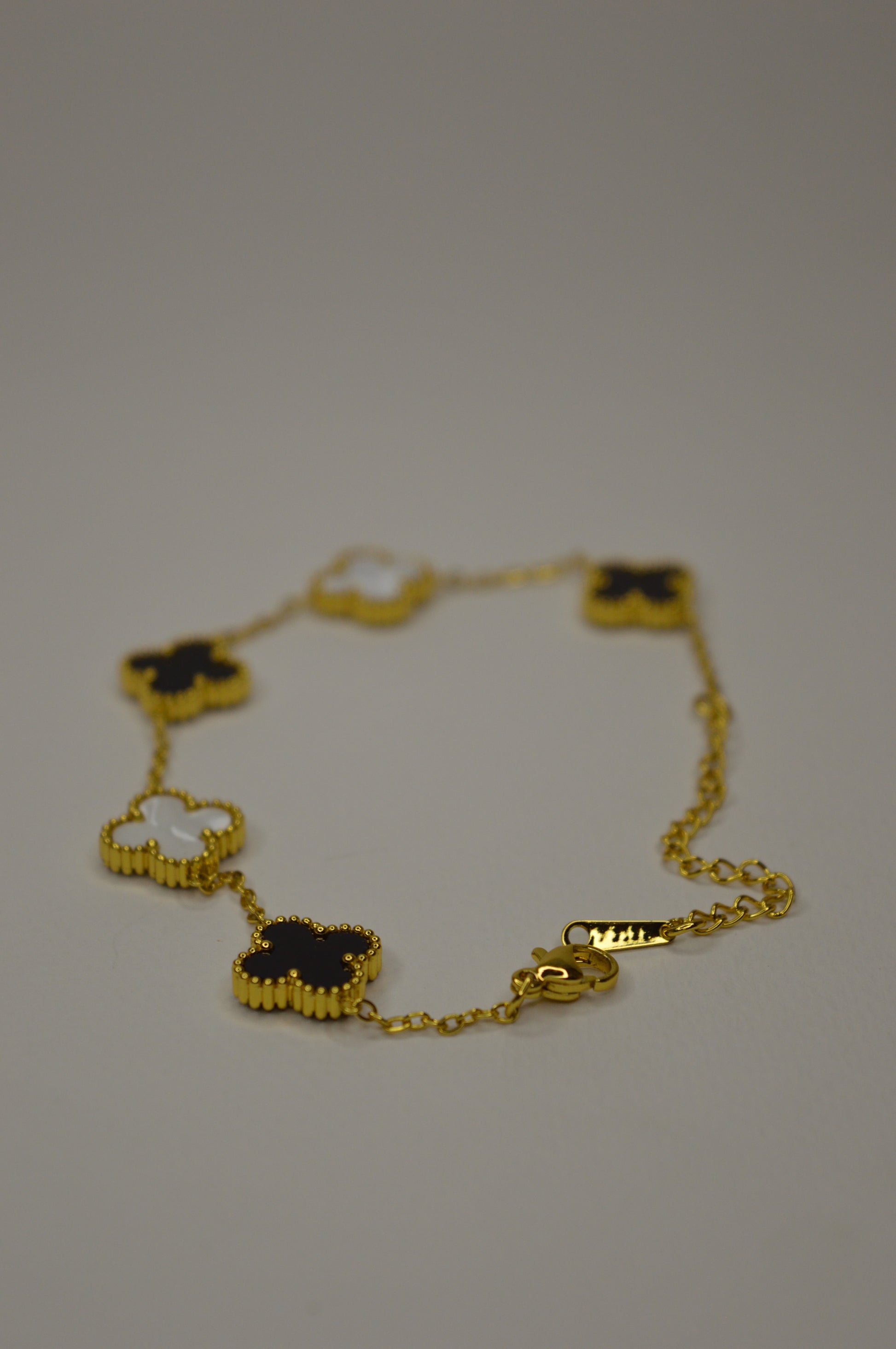 Elegant Clover Bracelet - White & Black - Zyro