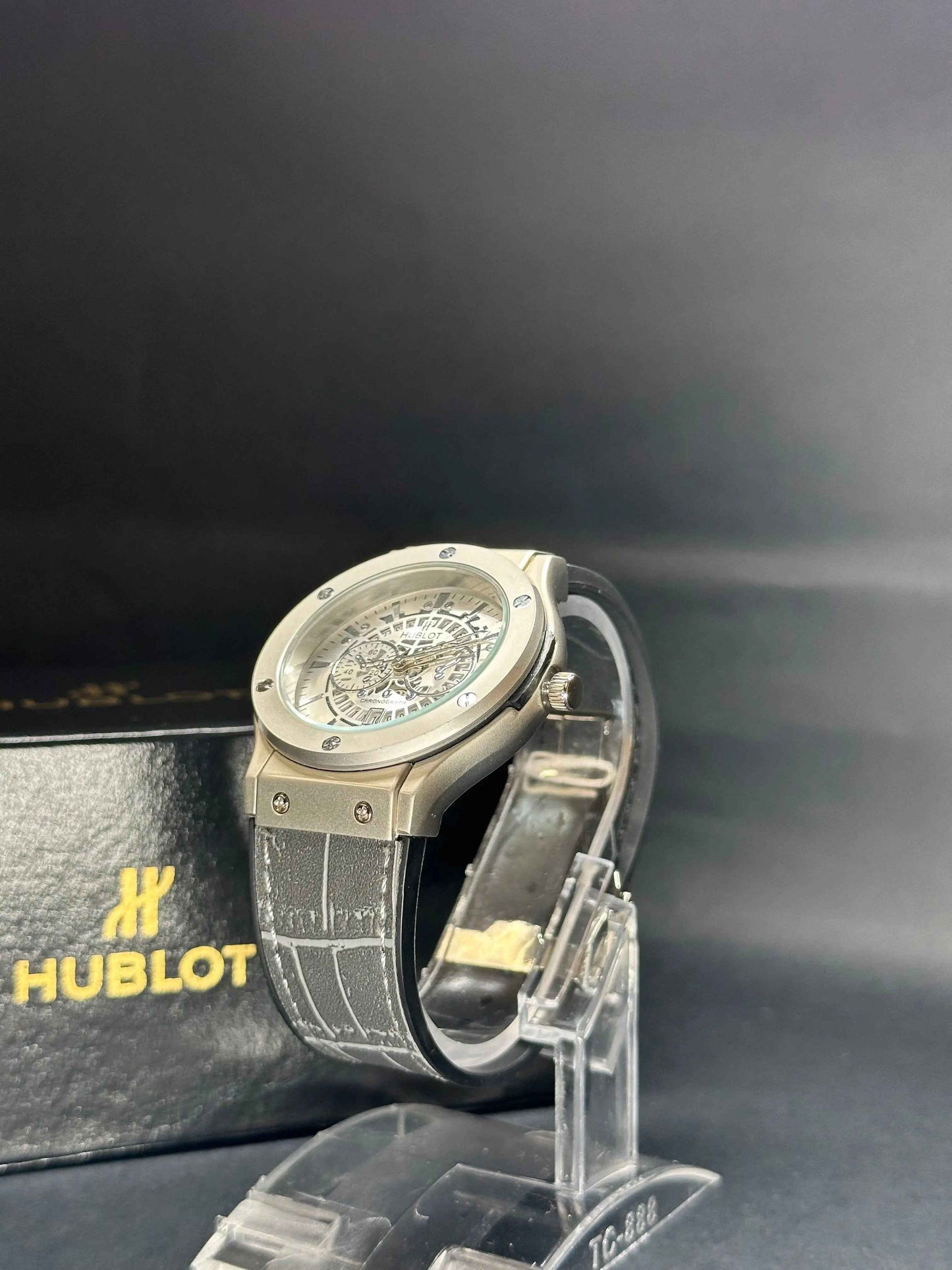 Hublo Skeleton with Leather Straps