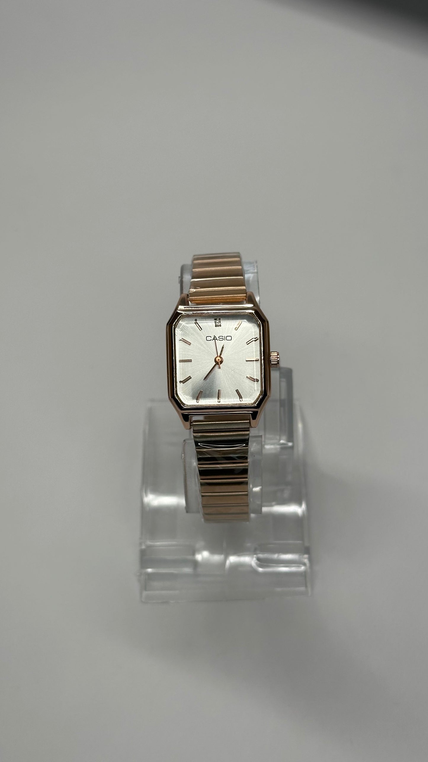 Golden Grace Square - Zyro