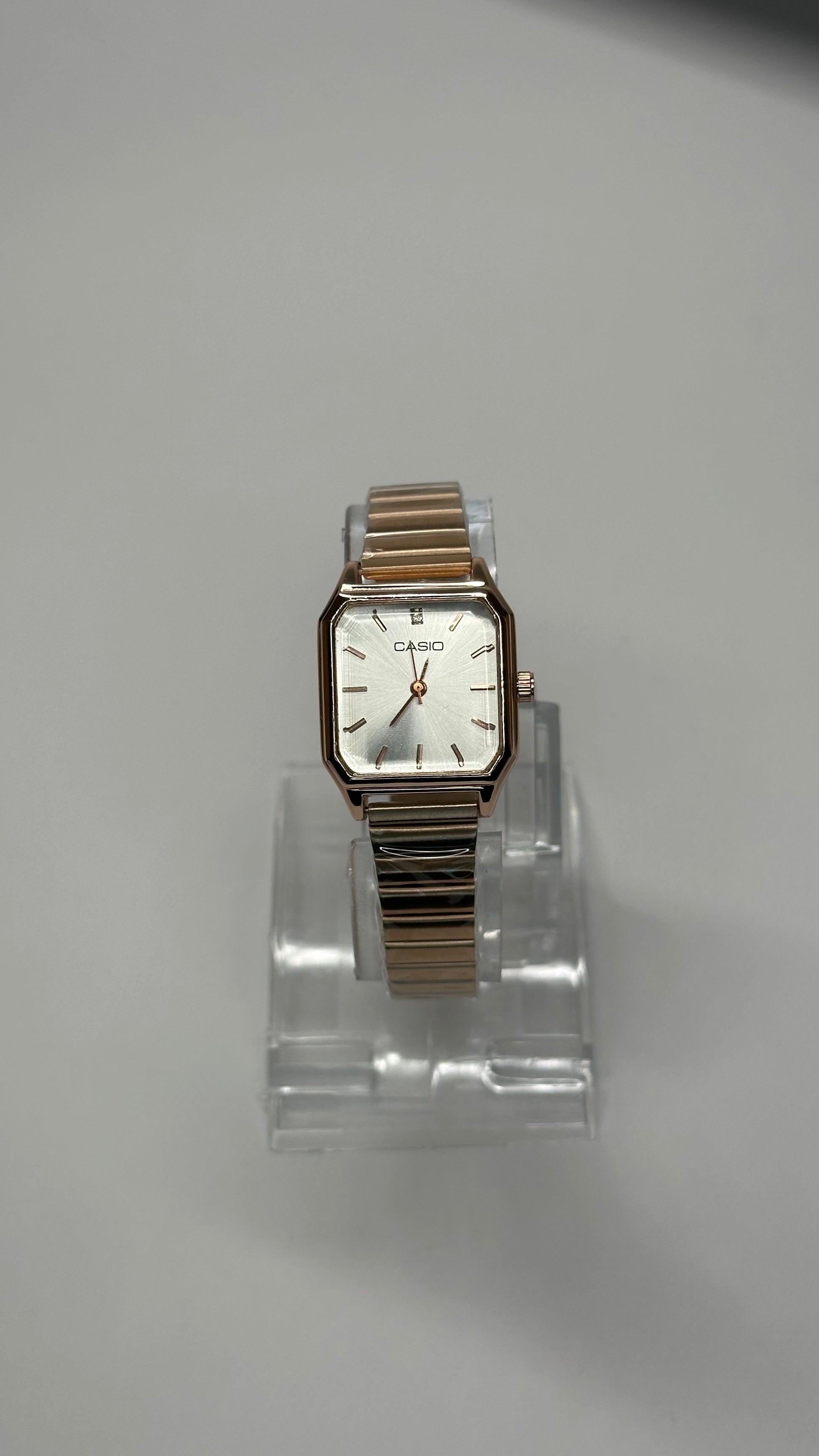 Golden Grace Square - Zyro