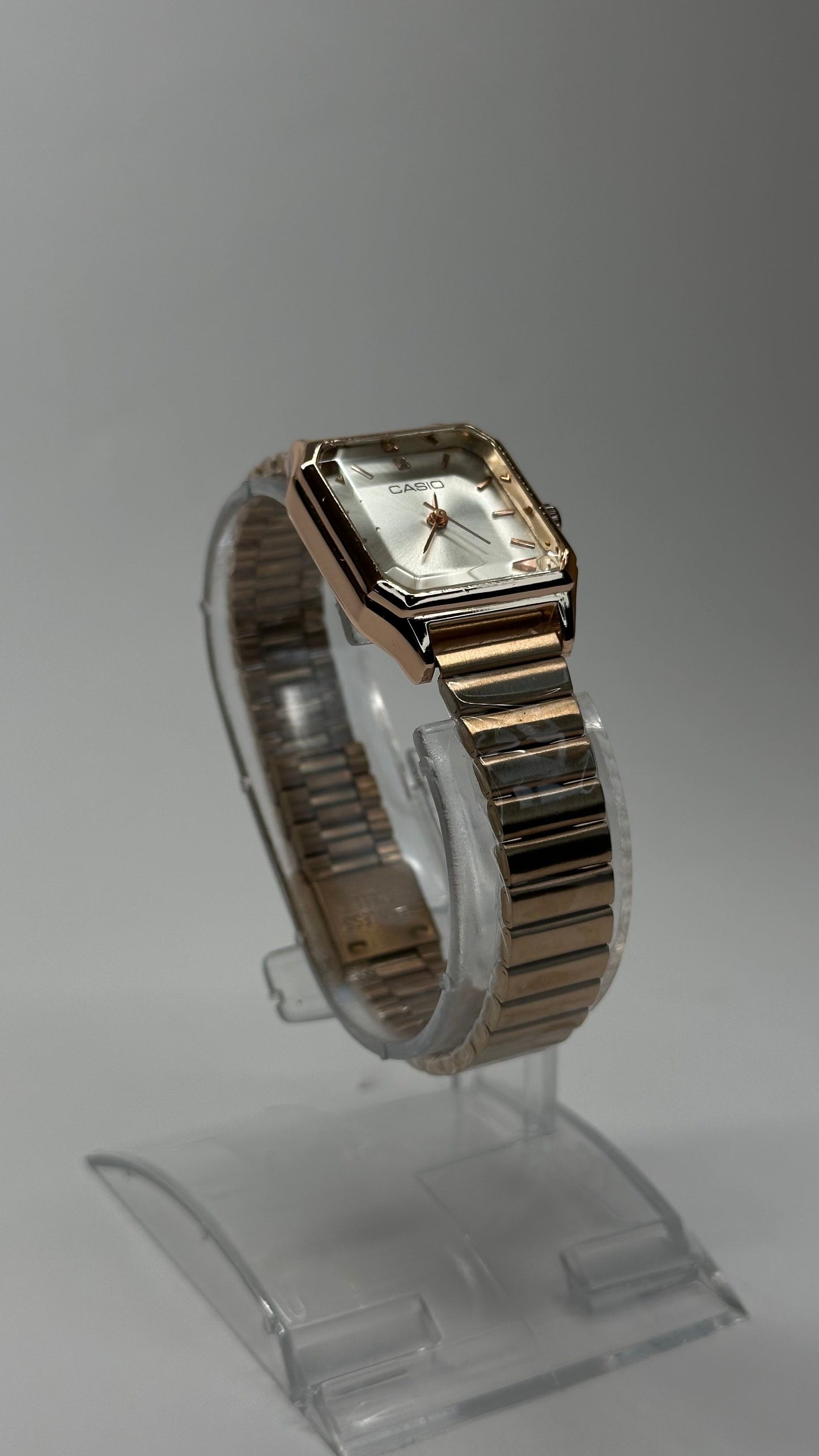 Golden Grace Square - Zyro