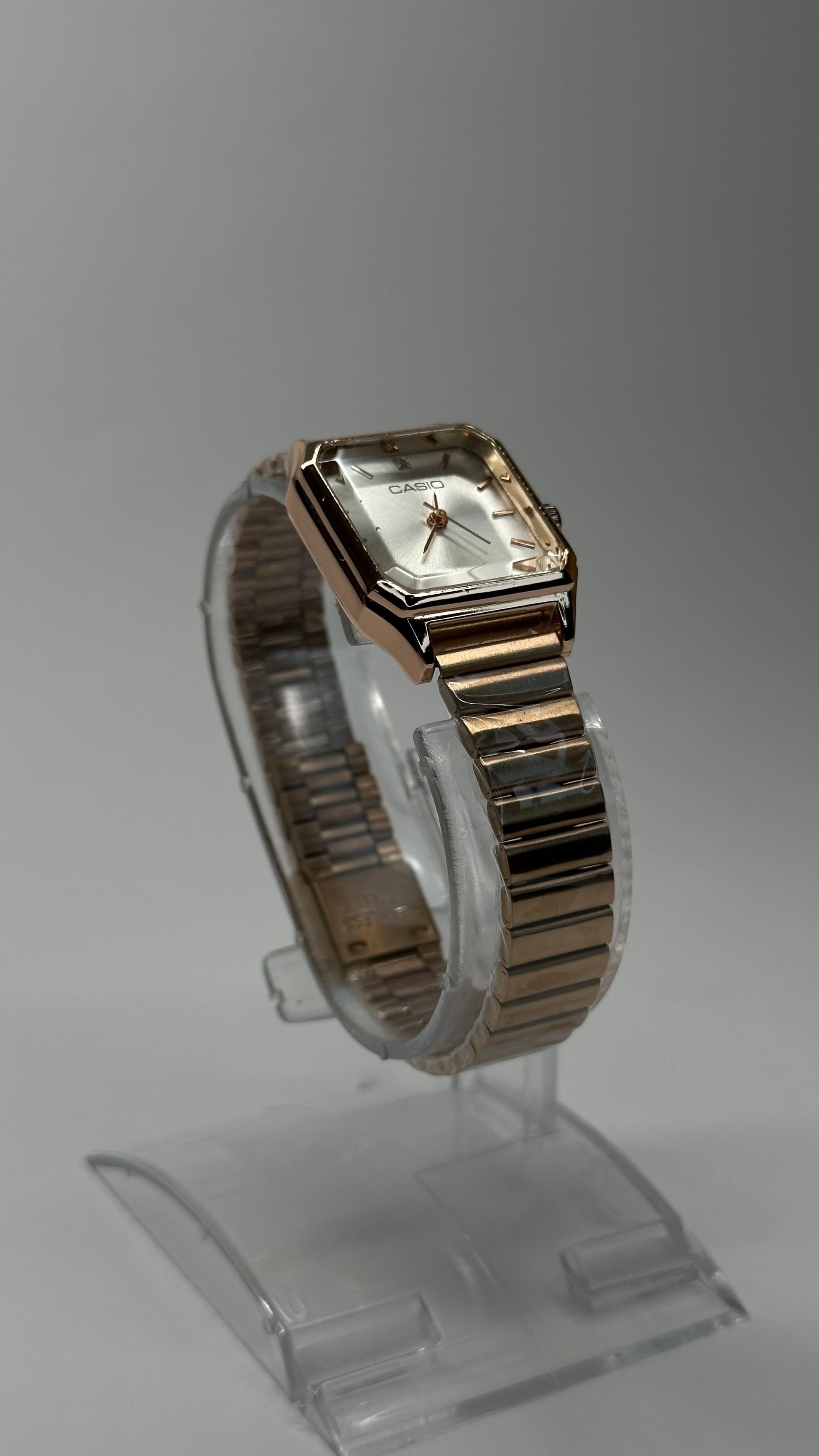 Golden Grace Square - Zyro