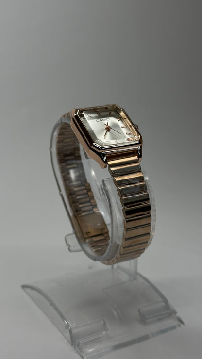 Golden Grace Square - Zyro