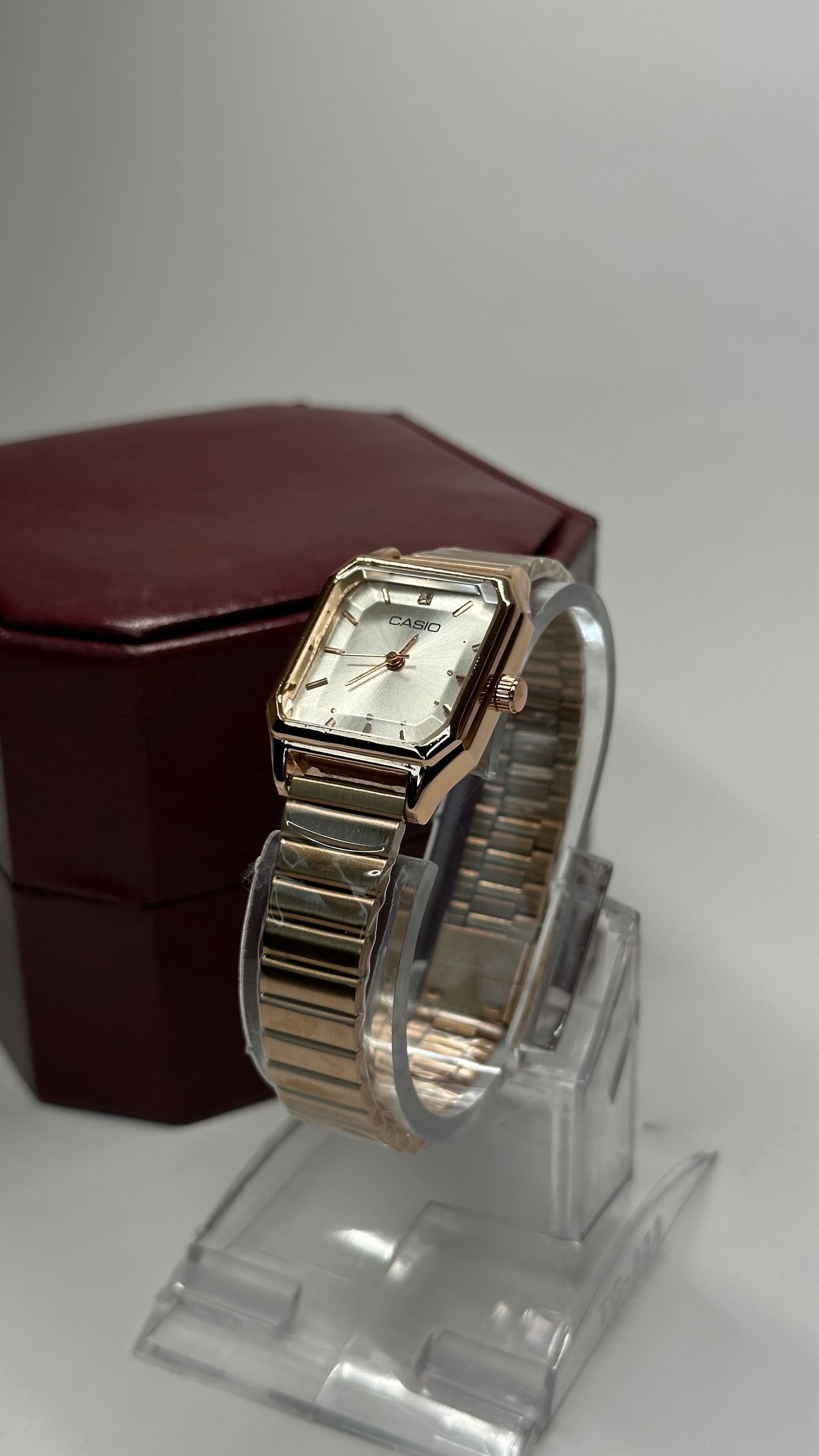 Golden Grace Square - Zyro