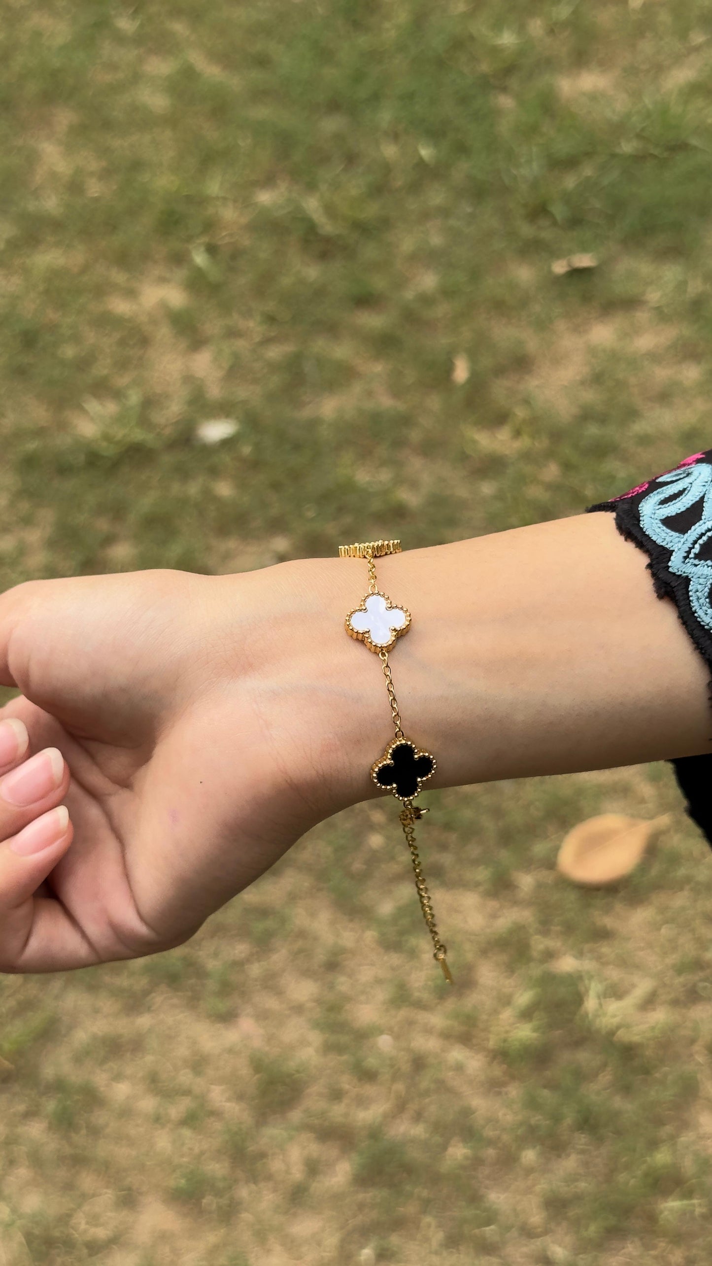 Elegant Clover Bracelet - White & Black - Zyro